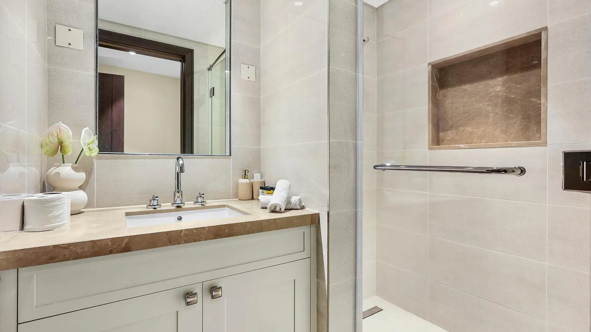 Amazing Downtown Dubai Flat With Pool Burj View Sleeps 10 Lägenhet