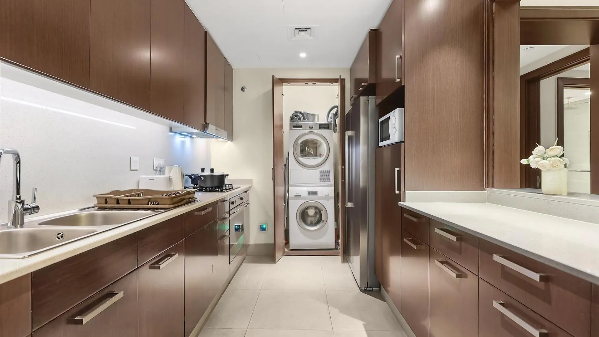 Amazing Downtown Dubai Flat With Pool Burj View Sleeps 10 Lägenhet