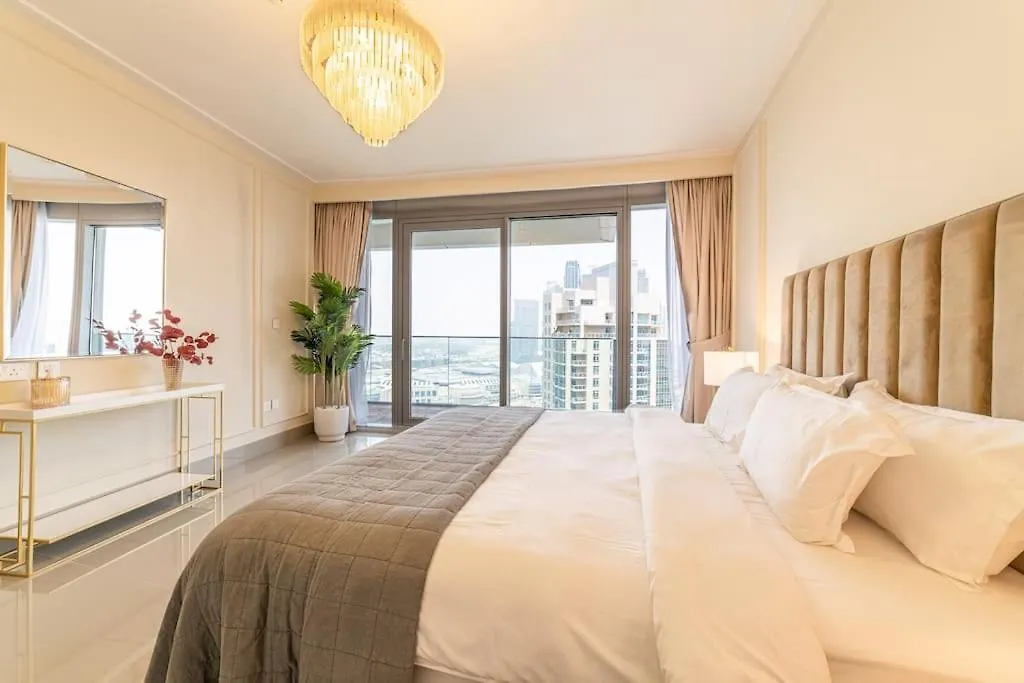 Amazing Downtown Dubai Flat With Pool Burj View Sleeps 10