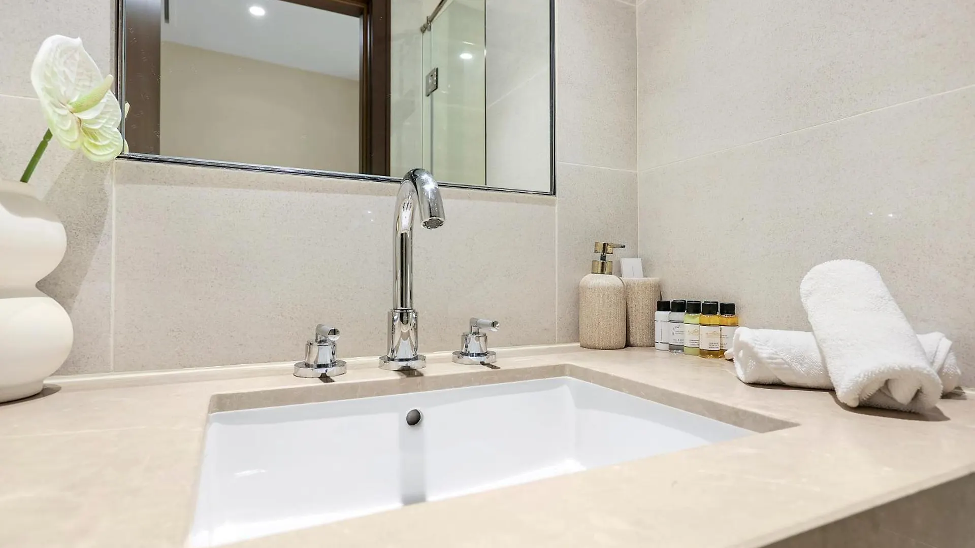 Amazing Downtown Dubai Flat With Pool Burj View Sleeps 10 0*,