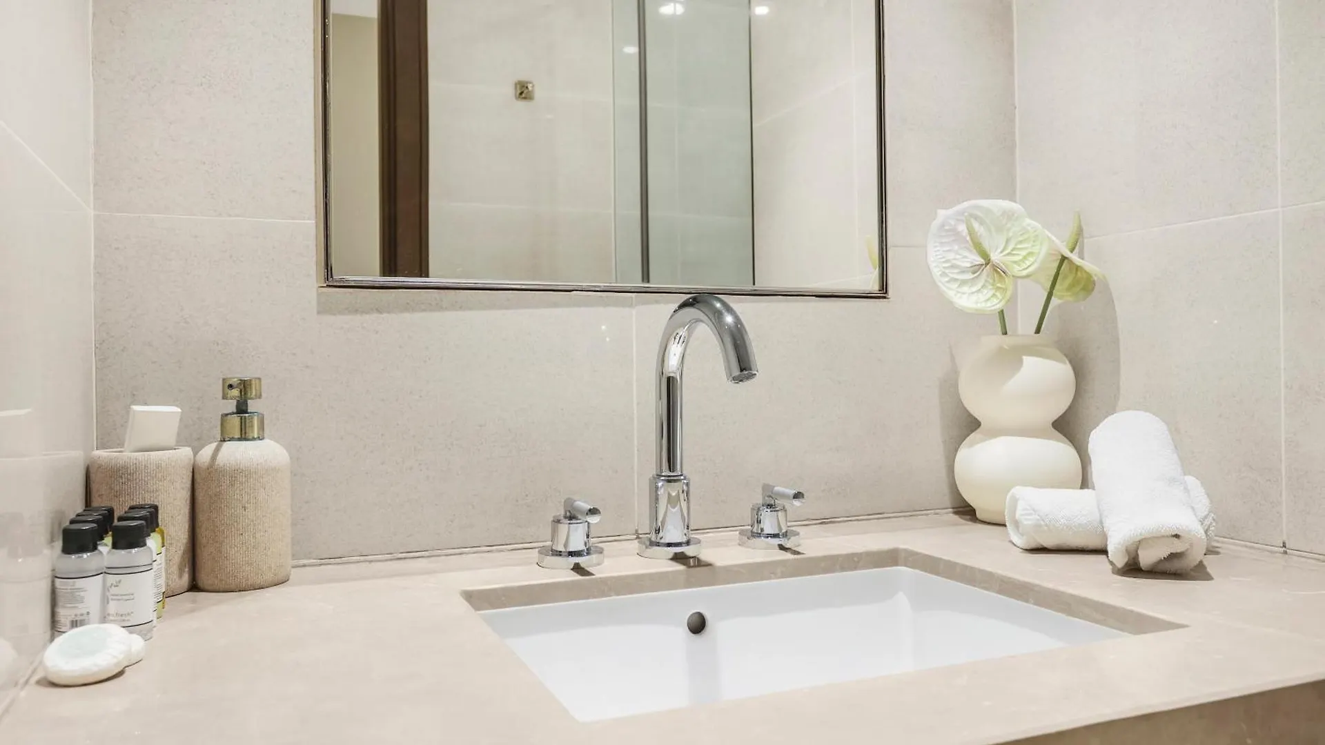 Amazing Downtown Dubai Flat With Pool Burj View Sleeps 10 Apartment